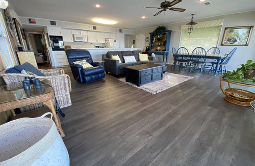 Trinity House | Romantic Hideaway Lakefront Retreat, Fireside Lounge, Spa, Swimming and Kayaks!