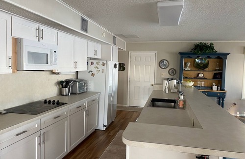Trinity House | Romantic Hideaway Lakefront Retreat, Fireside Lounge, Spa, Swimming and Kayaks!