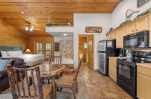 Branson Theater District Cabin | Romantic Hideaway Walk-in Cabin for Two - Fireplace & Whirlpool Tub