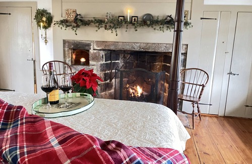 Lisbon Other | Romantic, Historic 1750 Early Colonial House near Casinos, Spa, Mystic and more!