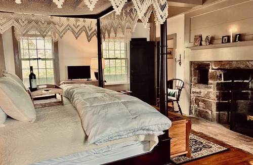 Lisbon Other | Romantic, Historic 1750 Early Colonial House near Casinos, Spa, Mystic and more!