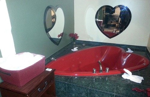 Cochrane Cabin | Romantic Honeymoon Loft Suite with Jacuzzi in Cochrane, Ontario