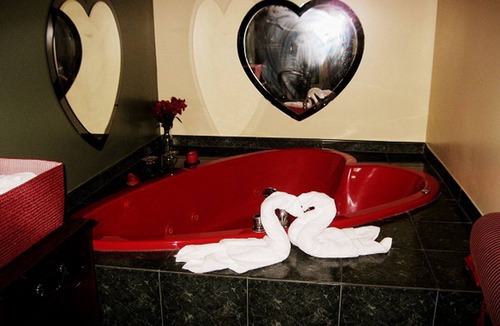 Cochrane Cabin | Romantic Honeymoon Loft Suite with Jacuzzi in Cochrane, Ontario