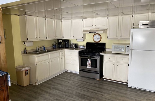Helmer House | Romantic House on the Lake-Hot Tub Pet Friendly-kayaks-Fishing Boat. Sleeps 8