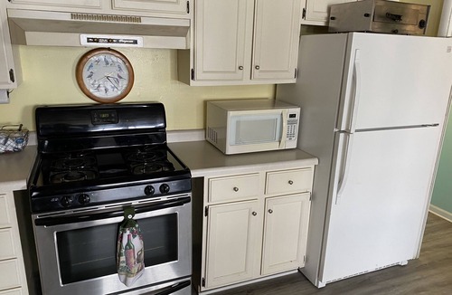 Helmer House | Romantic House on the Lake-Hot Tub Pet Friendly-kayaks-Fishing Boat. Sleeps 8