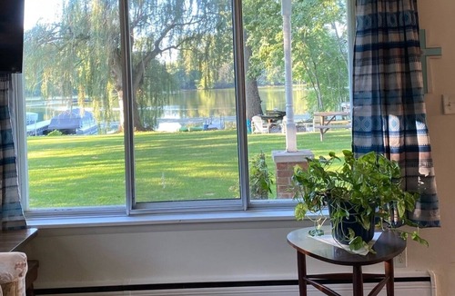 Helmer House | Romantic House on the Lake-Hot Tub Pet Friendly-kayaks-Fishing Boat. Sleeps 8