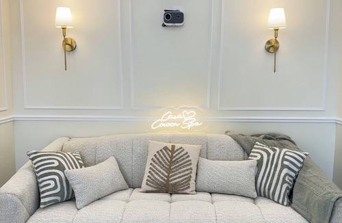 Tremblay-en-France Apartment | Romantic Jacuzzi & Cinema Suite - Casacocoonspa