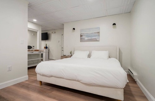 Sylvan Beach Bed & Breakfast | Romantic Jacuzzi Suite | The Beachside Co. #8
