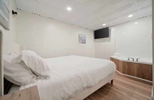 Sylvan Beach Bed & Breakfast | Romantic Jacuzzi Suite | The Beachside Co. #8