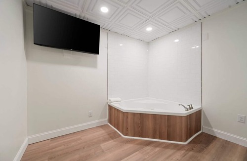 Sylvan Beach Bed & Breakfast | Romantic Jacuzzi Suite | The Beachside Co. #8