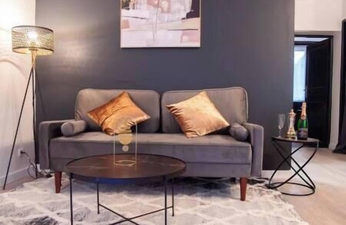 Moulins Apartment | Romantic Jacuzzi Suite