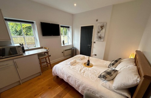 Farley Cabin | Romantic King Bed Countryside Couples Cabin