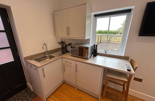 Farley Cabin | Romantic King Bed Countryside Couples Cabin