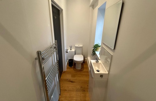 Farley Cabin | Romantic King Bed Countryside Couples Cabin