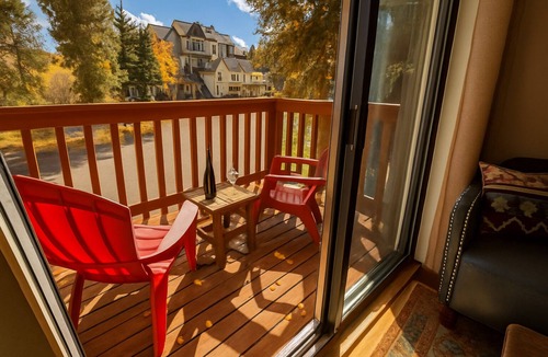 Four O'Clock Condo | Romantic King Bed Studio – Ski In, 200 Steps to Lift, Walk to Main Street