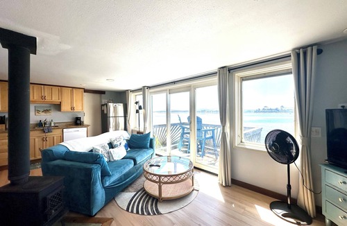 Old Town House | Romantic King Bed Studio ~ STUNNING VIEWS Bodega Bay - Perched over the water!