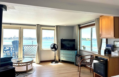 Old Town House | Romantic King Bed Studio ~ STUNNING VIEWS Bodega Bay - Perched over the water!