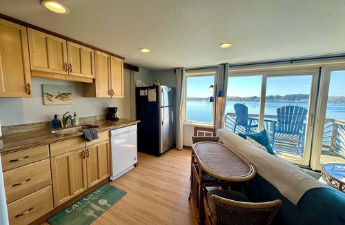 Old Town House | Romantic King Bed Studio ~ STUNNING VIEWS Bodega Bay - Perched over the water!