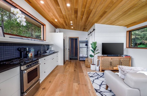 Kailua-Kona Cabin | Romantic Kona Hideaway-Modern