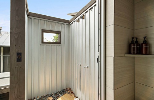 Spicewood Cabin | Romantic Lake Cabin | 1BR | Pickleball | BBQ