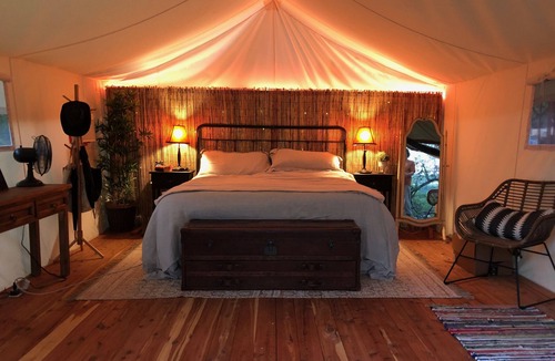 Naumanns Camp Bed & Breakfast | Romantic Lakefront Escape: Massage, Yoga, Winery, Kayaks, SUPs, Krause Springs!