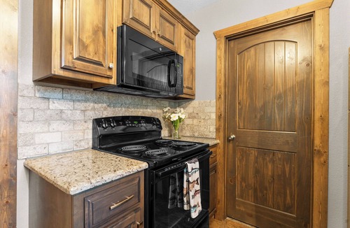 Indian Point Cabin | Romantic Lakefront Escape w/Fireplace | 3 Min SDC
