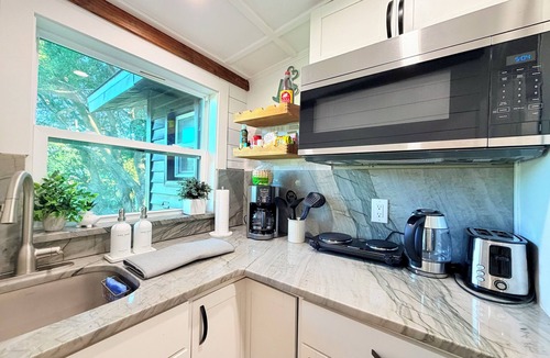 Orlando Cottage | Romantic Lakefront Getaway with Balcony near Downtown Orlando