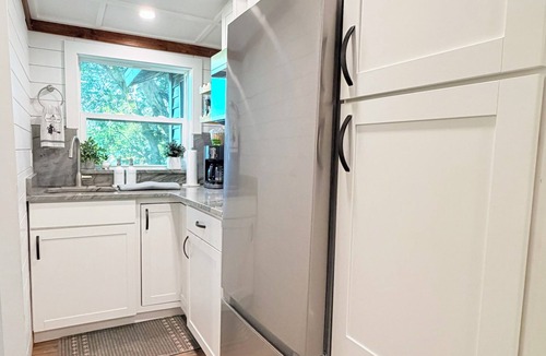 Orlando Cottage | Romantic Lakefront Getaway with Balcony near Downtown Orlando