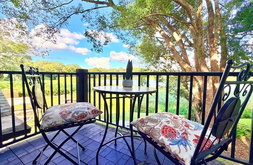 Orlando Cottage | Romantic Lakefront Getaway with Balcony near Downtown Orlando