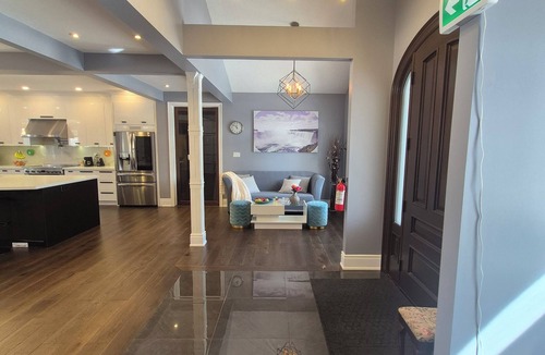Niagara Falls Bed & Breakfast | Romantic Lakeside Cozy Queen Suite Free Breakfast