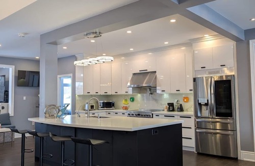 Niagara Falls Bed & Breakfast | Romantic Lakeside Cozy Queen Suite Free Breakfast