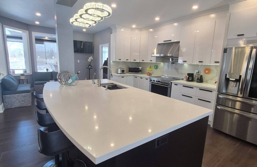 Niagara Falls Bed & Breakfast | Romantic Lakeside Cozy Queen Suite Free Breakfast