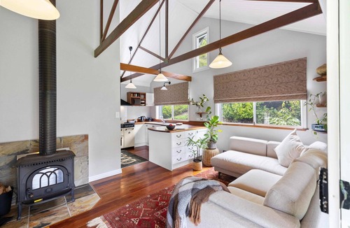 Witta Cottage | Romantic Lakeview & Breakfast Special!