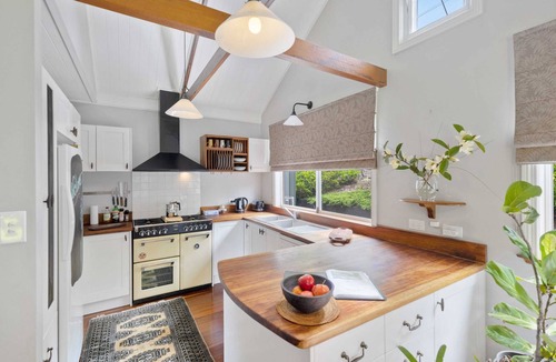 Witta Cottage | Romantic Lakeview & Breakfast Special!