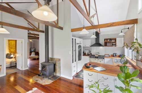 Witta Cottage | Romantic Lakeview & Breakfast Special!