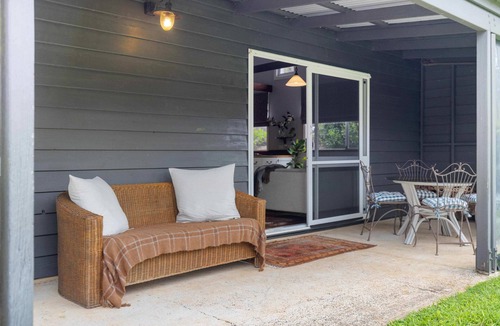 Witta Cottage | Romantic Lakeview & Breakfast Special!