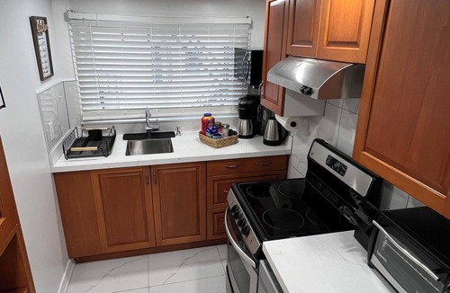 Downtown Apartment | ROMANTIC LOFT NEAR NIAGARA FALLS, WINERIES | FREE PARKING | WI-FI & NETFLIX