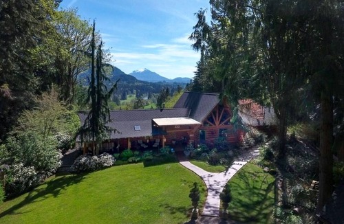 Arlington Cabin | Romantic LOG CABIN on Stilly River w/Hot tub! Setup for 2 people only