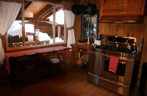 Timberland Cabin | Romantic Log Cabin with Hot Tub-Dog Friendly