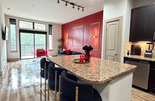 Midtown Apartment | Romantic Luxe Stay, Houston, Texas.