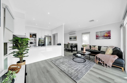 Sanctuary Lakes House | Romantic luxurious stay with amazing views