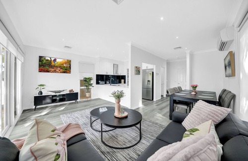 Sanctuary Lakes House | Romantic luxurious stay with amazing views