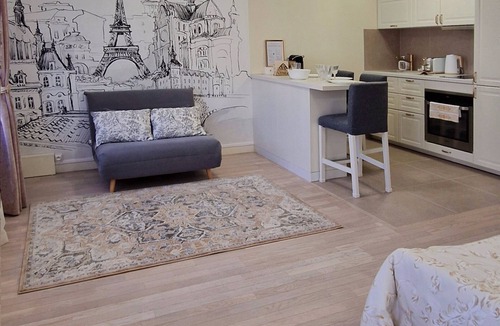 Villiers-sur-Marne Apartment | Romantic manor-style studio. Located 25 min. from Paris and Disneyland