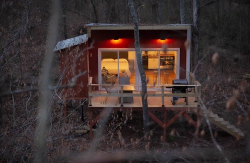 Fairdealing Apartment | Romantic Mark Twain Current River Treehouse Glamping Getaway