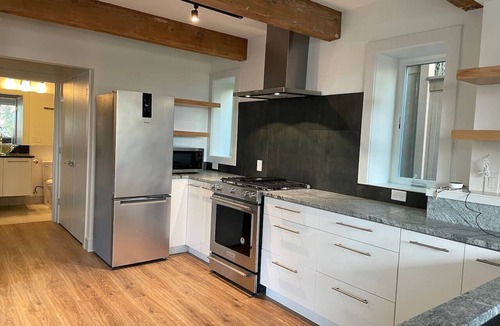 Northeast Bellevue Condo | Romantic modern condo by the lake