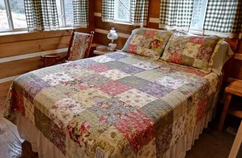 Purlear House | Romantic Mountain Cottage Near Boone