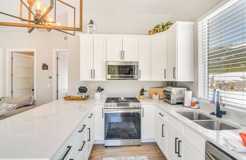 Saint Mary's Cottage | Romantic Mountain Retreat w/Scenic Views!