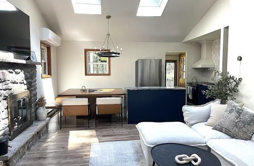 Gouldsboro House | Romantic Mountainside Cozy Cabin Poconos