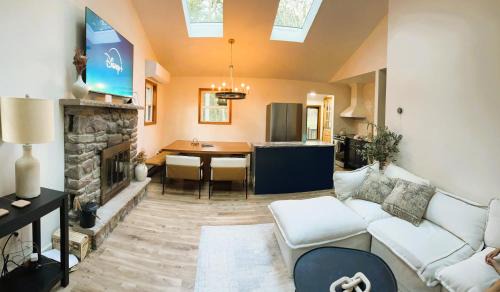 Gouldsboro House | Romantic Mountainside Cozy Cabin Poconos