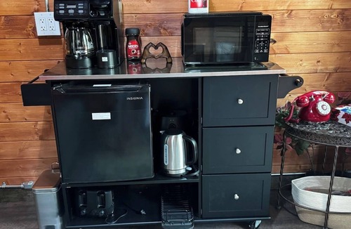 East Hants Cabin | Romantic Nature Stay | Accessible Cabin for 2